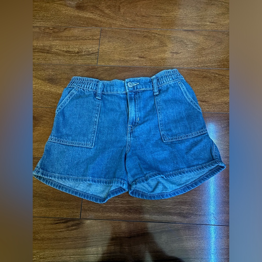 Old navy jean shorts
Size- 2,4